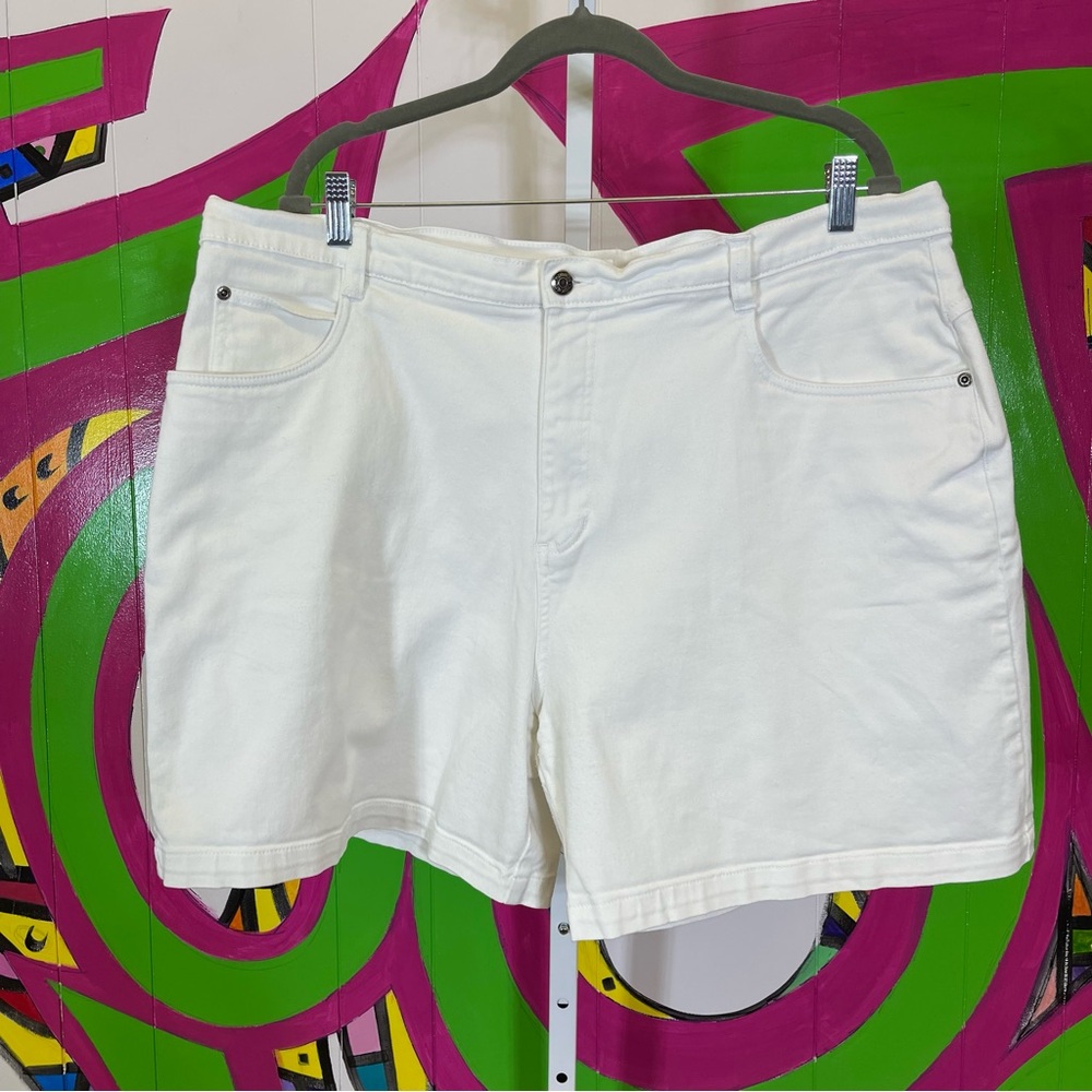 Cherokee Woman Stretch, White Shorts. Size 22W. In excellent condition!